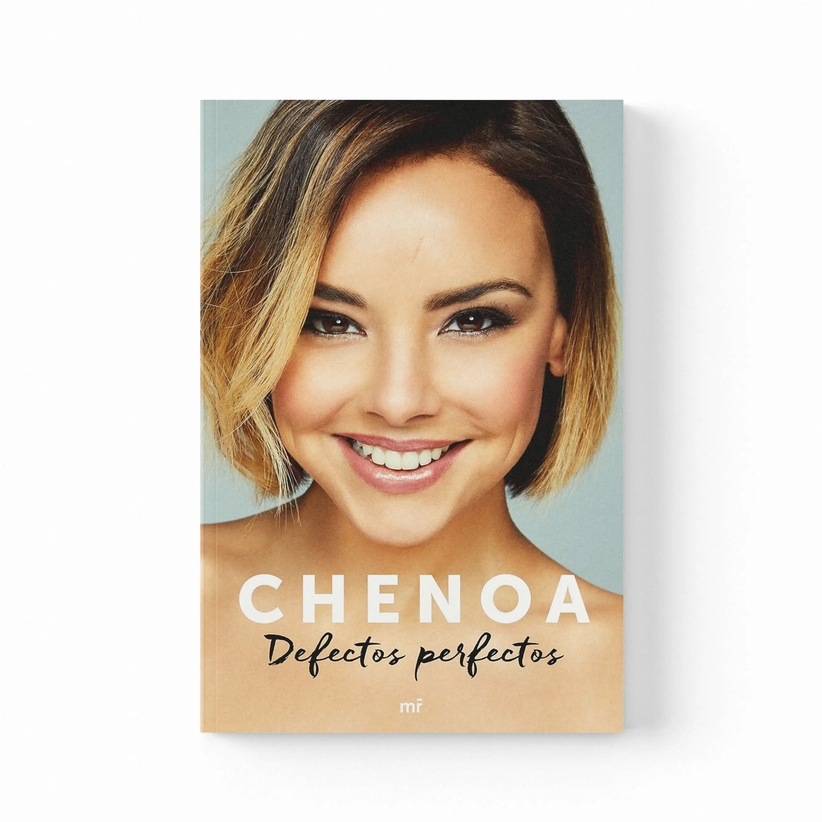 DEFECTOS PERFECTOS. CHENOA – Plastic Books